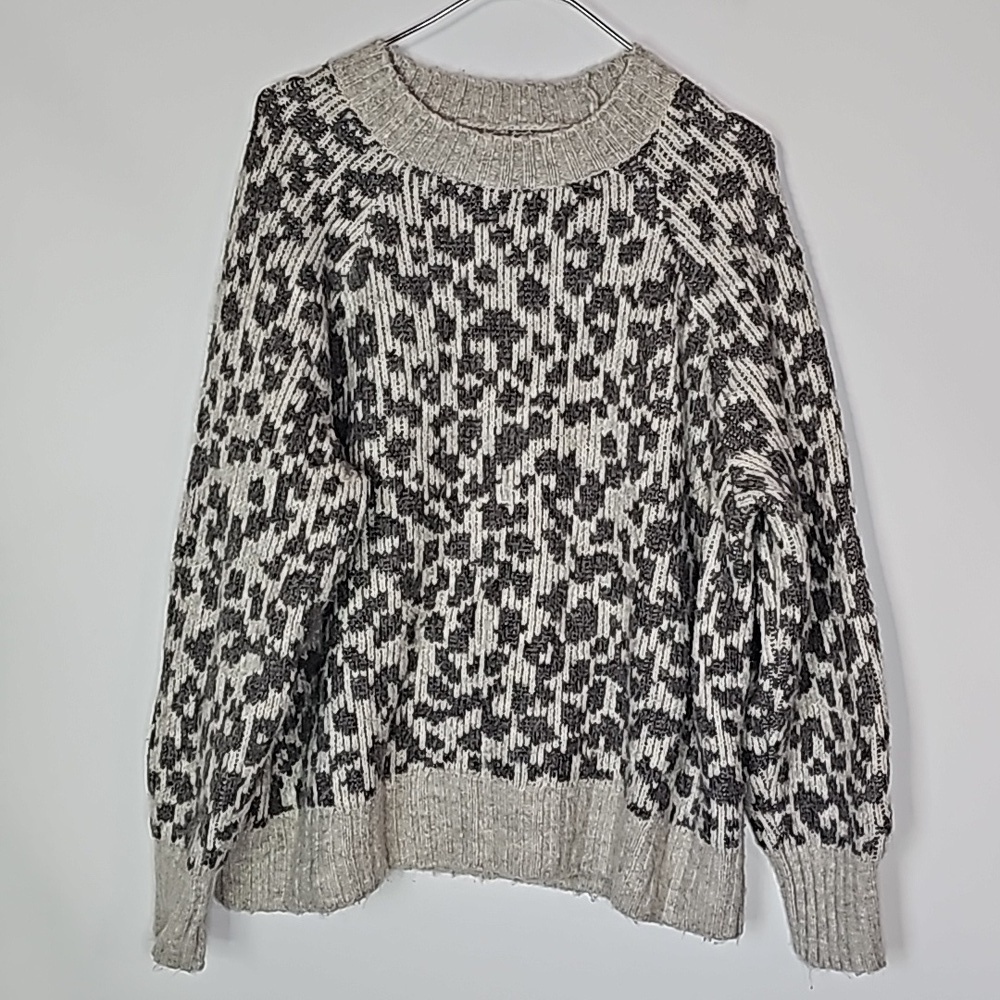 Old Navy large cream and gray leopard print crew neck sweater